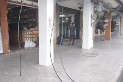 Kabel yang Menjuntai di Sepanjang Pertokoan Malioboro Ditata