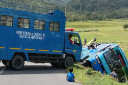 Bus Rombongan Takziyah Terperosok ke Sawah, Begini Kondisinya