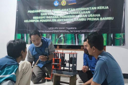 Pengabdian Masyarakat UPN Bantu Pengrajin Anyaman Bambu Moyudan