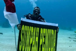 Unik! Wamendagri Pimpin Upacara Hari Sumpah Pemuda dari Kedalaman 12 Meter Laut Jayapura