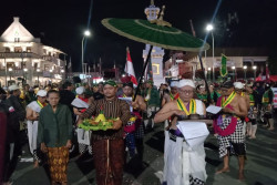 Diwarnai Kirab Bregada 4 Penjuru, Warga Jogja Doakan Ganjar di Tugu Pal Putih