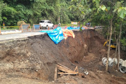 Tebing Bukit Bintang Longsor, Buka Tutup Jalur Lalu Lintas Diberlakukan