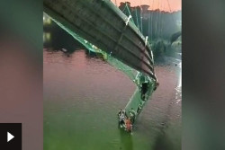 Jembatan Gantung di India Runtuh Sebabkan 81 Orang Tewas