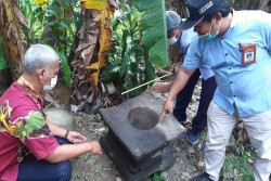 Batu Bersejarah Mirip Yoni Ditemukan di Rumah Bekas Lurah di Godean