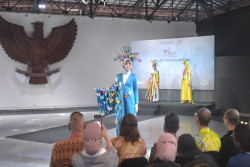 Busana Upcycle dan Recycle Dipamerkan di Atas Catwalk JAFF