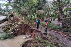 Hujan Deras, Tanggul di Kulonprogo Jebol