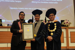Perkenalkan, Dosen UAD Ini Masuk Muri sebagai Profesor Matematika Termuda di Indonesia