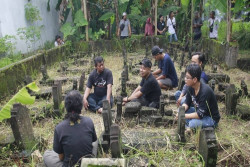 Demi Selamatkan Sisa Peradaban, Komunitas Ini Blusukan ke Sawah hingga Permakaman