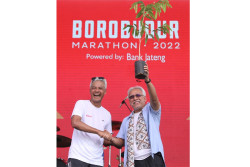 Ganjar Pranowo Nyanyi Bareng Iwan Fals di Panggung Borobudur Marathon