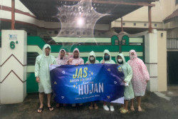 Musim Hujan, 250 Jas Hujan Dibagikan kepada Ojol