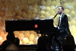 Surprise! John Legend Manggung di Depan Jokowi dan Prabowo