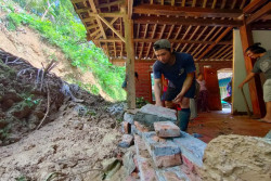 Rumah di Kulonprogo Jebol Diterjang Longsor