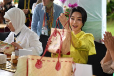 Mirip Artis Drakor! 10 Potret Mempesona Istri Presiden Korsel saat di Bali