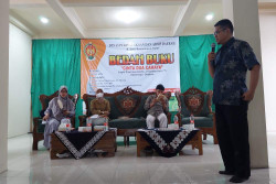 Buku Cinta Dua Cahaya Membedah Suka Duka Bahtera Rumah Tangga