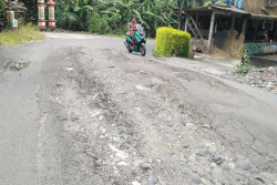 Jalan Brosot-Sentolo Rusak Parah dan Membahayakan Pengendara, Truk Pasir Jadi Biangnya