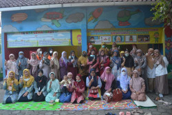 Dosen UAD Latih Ibu-ibu Membuat Sabun