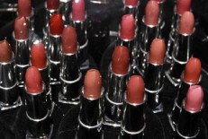Lipstik Awet Seharian, Begini Caranya...