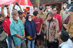 Mensos Serahkan Bantuan untuk Korban Longsor di Gunungkidul