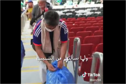 Suporter Jepang Ramai-Ramai Bersihkan Sampah di Stadion Al Bayt Qatar