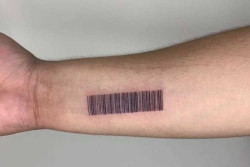 Tak Mau Repot Saat Transaksi, Pria Ini Bikin Tato Barcode di Lengannya