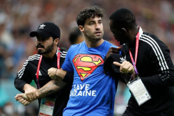 Portugal vs Uruguay: Seorang Pria Masuk ke Lapangan, Sampaikan Pesan soal Ukraina hingga Iran