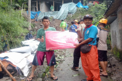 Teras Rumah Warga di Imogiri Hancur Diterjang Longsor