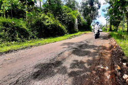 Sering Dilalui Kendaraan Proyek, Jalan di Gunungkidul Ini Rusak Parah
