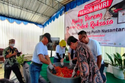 Kampanyekan Bawang Putih Lokal Gunungkidul, Bupati Nyambal di Cobek Raksasa