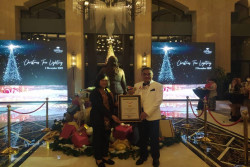 Sambut Natal, Patung Cokelat Sinterklas Terbesar di Indonesia Ada di Hotel Tentrem Jogja