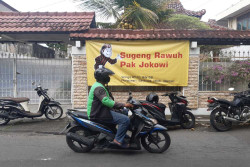Jelang Pernikahan Kaesang, Warga Purwosari Mlati Pasang Spanduk Sambut Jokowi