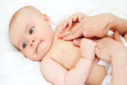 Bunda Perlu Tahu, Ini Manfaat Pijat untuk Bayi