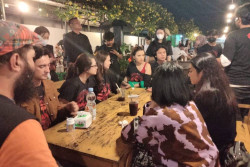 Temui Penggemar di Alun-Alun Jogja, Pemeran Film Horor Qorin Suarakan Isu Perempuan