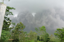Awan Panas Semeru Masih Keluar, BPBD Lumajang Tetapkan Masa Tanggap Darurat 14 Hari