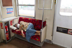 Cerita Penumpang Berbaring Selama Perjalanan Naik KRL karena Sakit