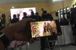 Erina Gelar Prosesi Siraman, Warga Nobar di Gedung Serbaguna