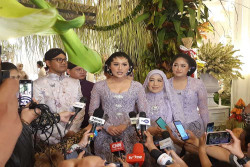 Menikah Lebih Dahulu dan Melangkahi Kakaknya, Erina Beri Kain Batik