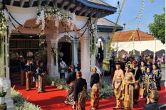 Ribuan Orang Padati Rute Kirab Kaesang-Erina