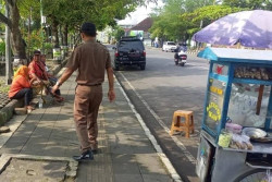 Nekat Gelar Lapak di Alun-alun Wonosari, Belasan PKL Kuliner Kena Semprit Satpol PP