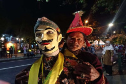 Unik! Pensiunan Guru Datang ke Pura Mangkunegaran Berkostum Ledhek Gogik