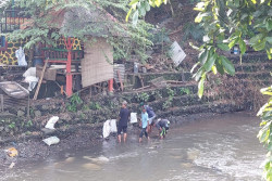Bersihkan Sungai, Warga Tegaskan Sungai Jadi "Halaman" Rumah
