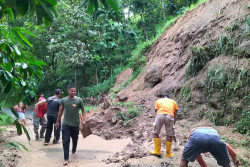 Diterjang Tanah Longsor, Akses Jalan ke Pantai Siung Terputus