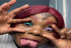 Lakukan Tato Mata Menjadi Biru dan Ungu, Wanita Muda Ini Buta