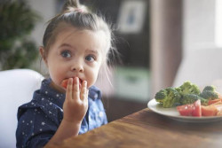 Hai Orang Tua, Lakukan 3 Cara Ini jika Anak Sulit Makan!