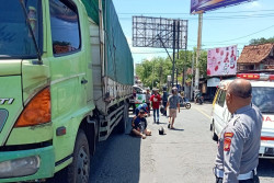 Potong Jalur, Pemotor Masuk Kolong Truk Tronton