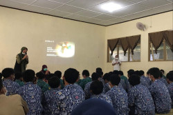 UAD Membangun Karakter Peserta Didik SMP: Kenali Napza, Vitamin dan Suplemen Kesehatan
