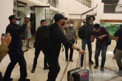 KPK Angkut Tiga Koper Seusai Geledah Kantor Gubernur Jatim