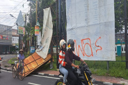 Angin Kencang, Baliho di Bantul Roboh