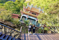 Miring 45 Derajat, Kuil Ini Jadi Incaran Spot Foto Wisatawan