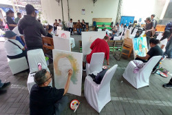 Seniman Jogja Ramai-Ramai Melukis di Rumah Mahfud MD