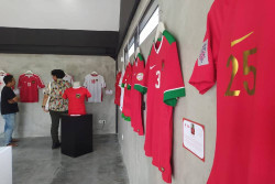Membaca Sejarah Sepak Bola Indonesia Melalui Pameran Jersey